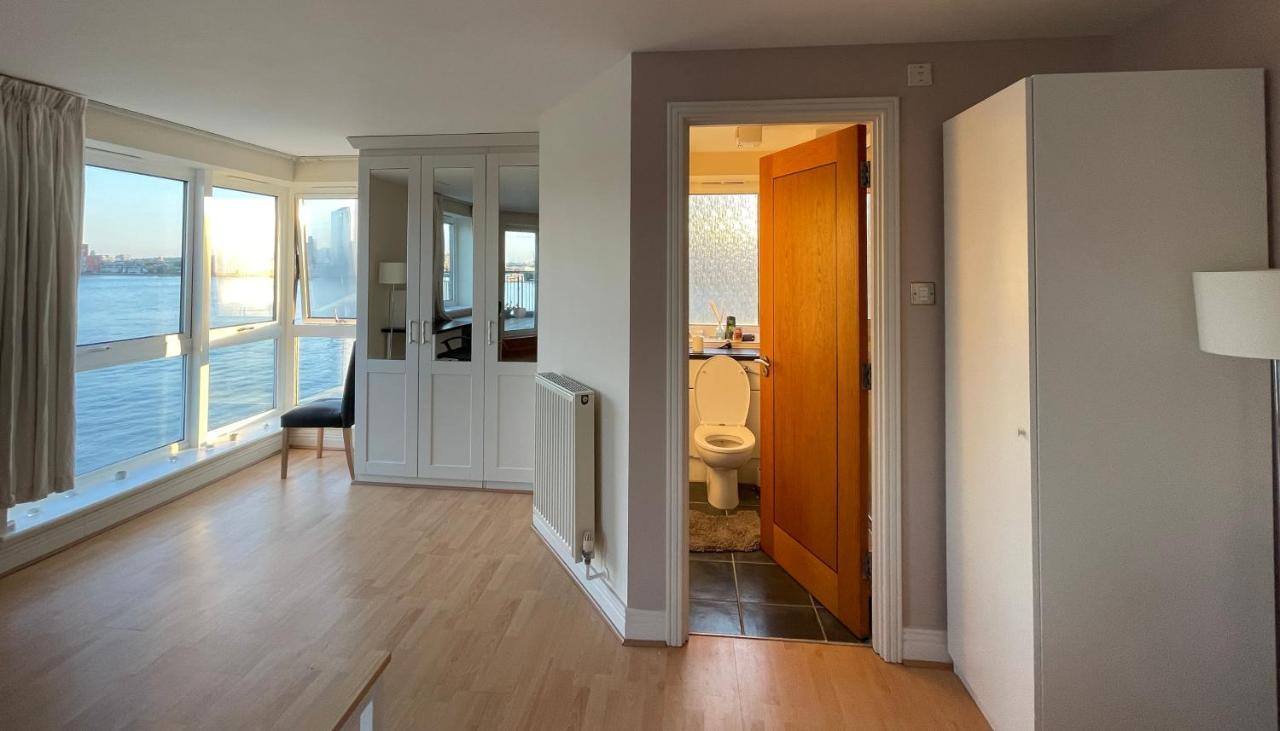 Very Large Ensuite With Wonderful View Over The River Thames In A Peaceful & Calm Residential Building - Shared Flat With 1 Host