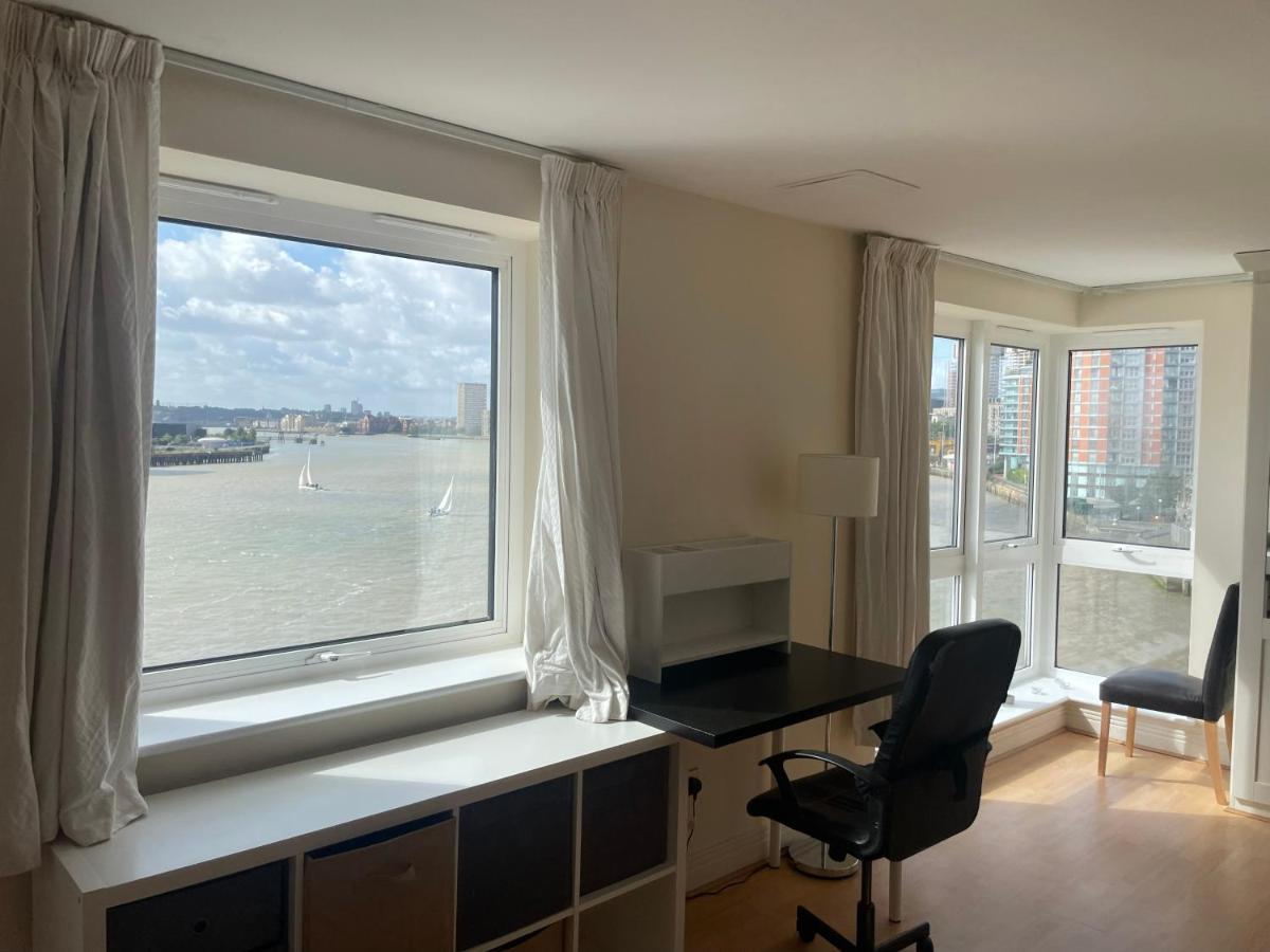 Homestay Very Large Ensuite With Wonderful View Over The River Thames In A Peaceful & Calm Residential Building - Shared Flat With 1 Host London
