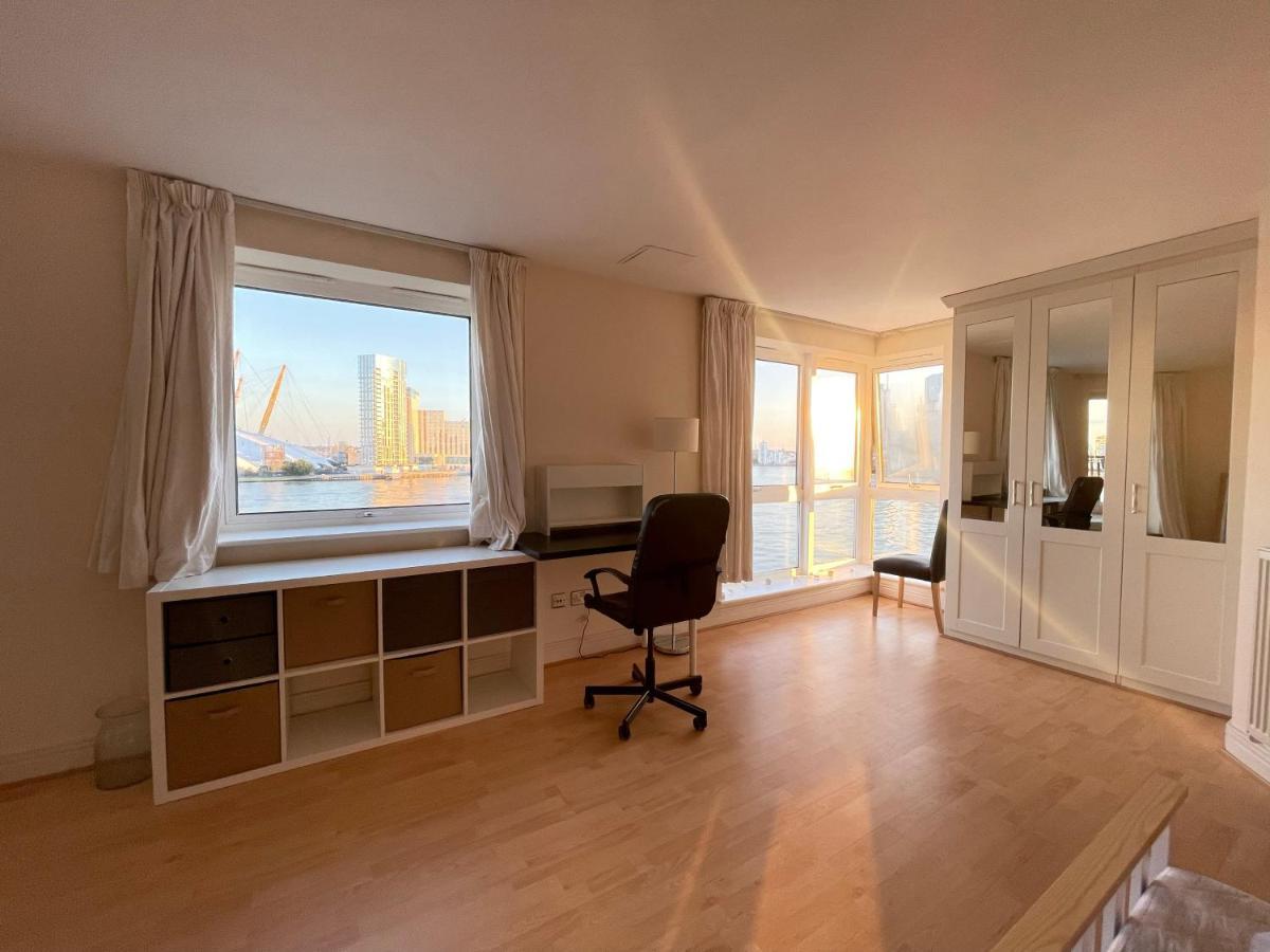 Very Large Ensuite With Wonderful View Over The River Thames In A Peaceful & Calm Residential Building - Shared Flat With 1 Host London