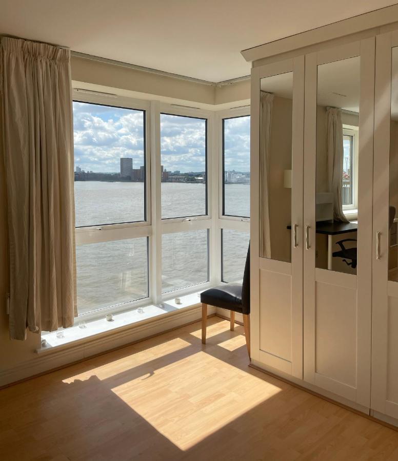 Homestay Very Large Ensuite With Wonderful View Over The River Thames In A Peaceful & Calm Residential Building - Shared Flat With 1 Host *