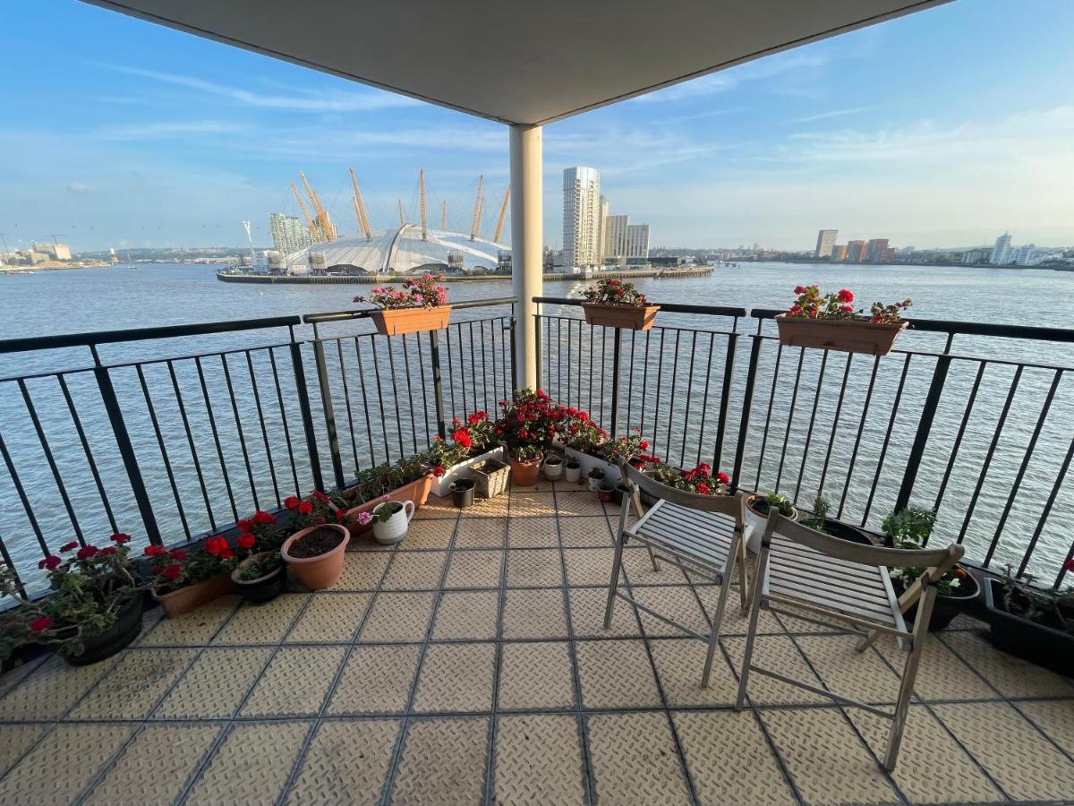 Very Large Ensuite With Wonderful View Over The River Thames In A Peaceful & Calm Residential Building - Shared Flat With 1 Host Homestay