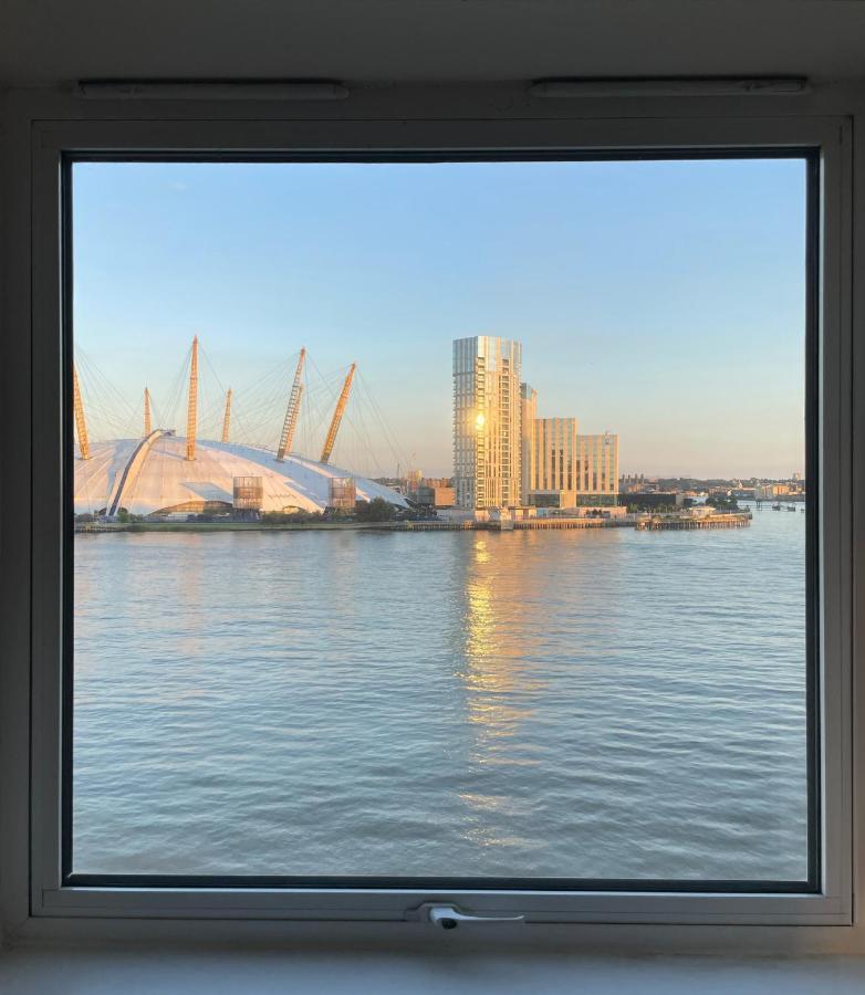Homestay Very Large Ensuite With Wonderful View Over The River Thames In A Peaceful & Calm Residential Building - Shared Flat With 1 Host *