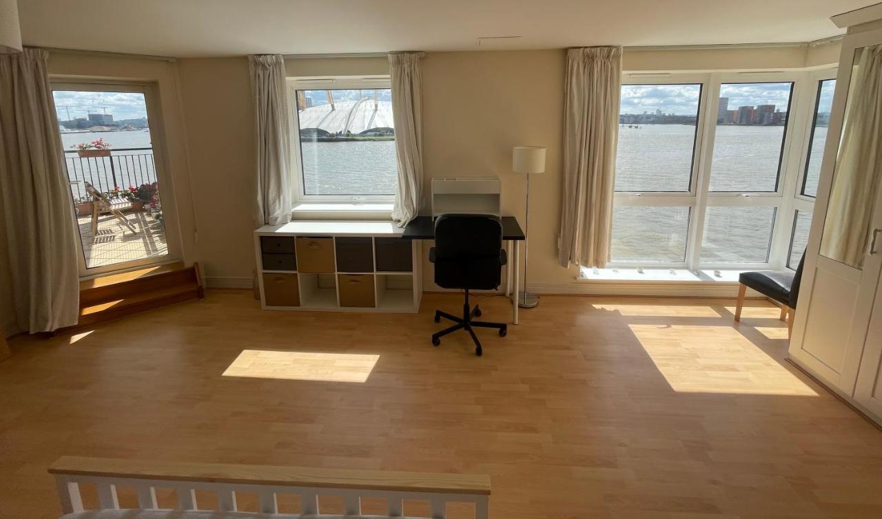 Very Large Ensuite With Wonderful View Over The River Thames In A Peaceful & Calm Residential Building - Shared Flat With 1 Host *