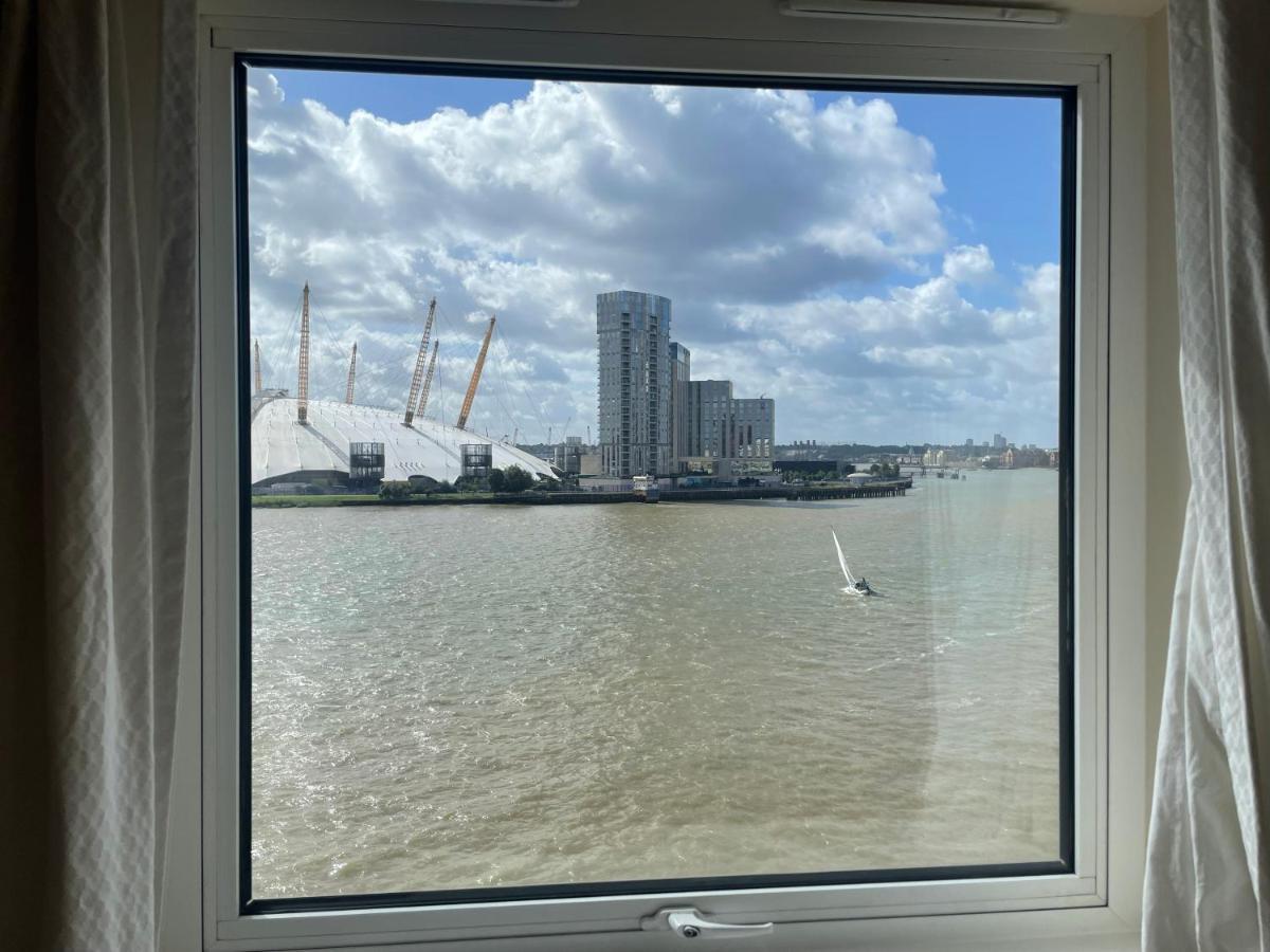Very Large Ensuite With Wonderful View Over The River Thames In A Peaceful & Calm Residential Building - Shared Flat With 1 Host * London