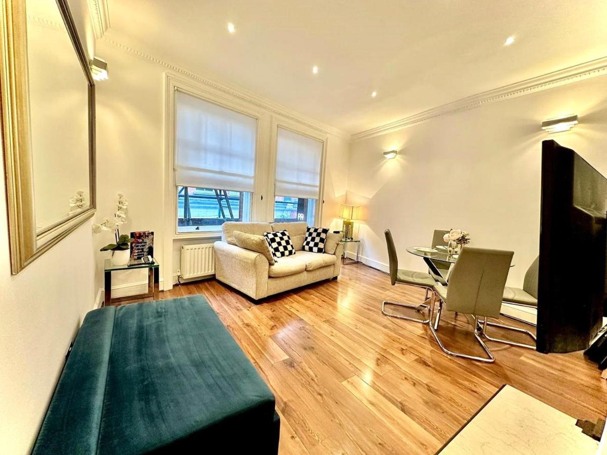 Alluring 2-bed, 2-bath Flat On High Street Kensington, Near Kensington Palace Leilighet London