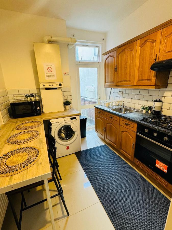 2 Bedrooms House Near Central Ferienhaus *