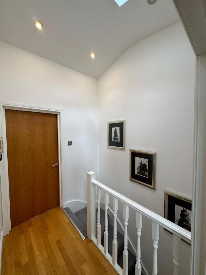 Apartment Two Br Flat 5 Mins Walk From Eye G96 London