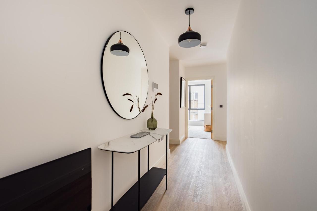 The Wembley Hideout - Stylish 2bdr Flat With Balcony Apartment *
