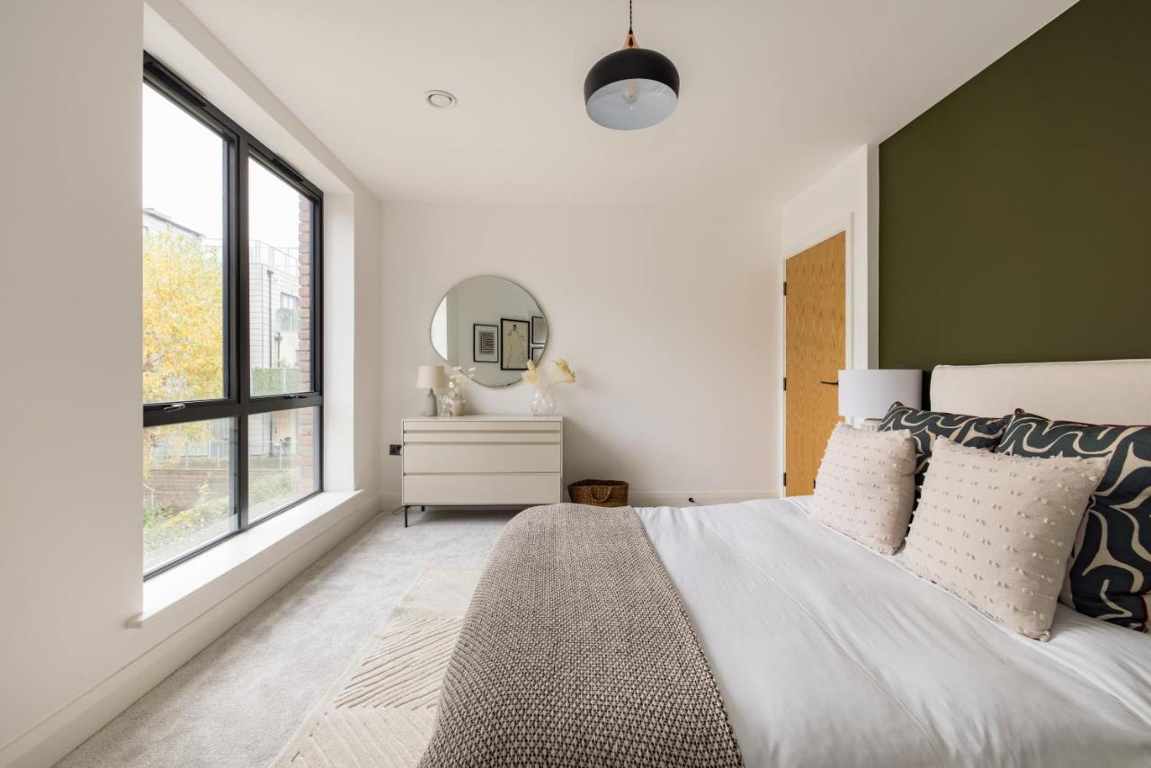 The Wembley Hideout - Stylish 2bdr Flat With Balcony Apartment *