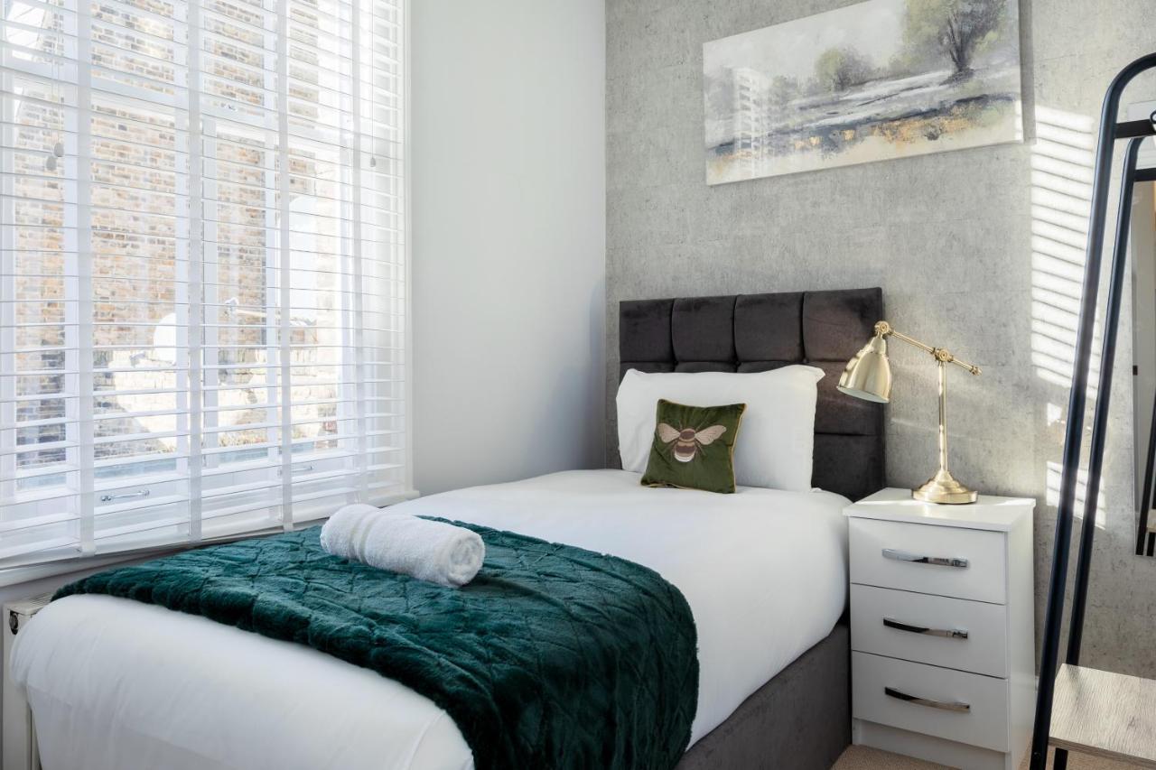 Beautiful 4 Bedroom House Near Paddington Station London