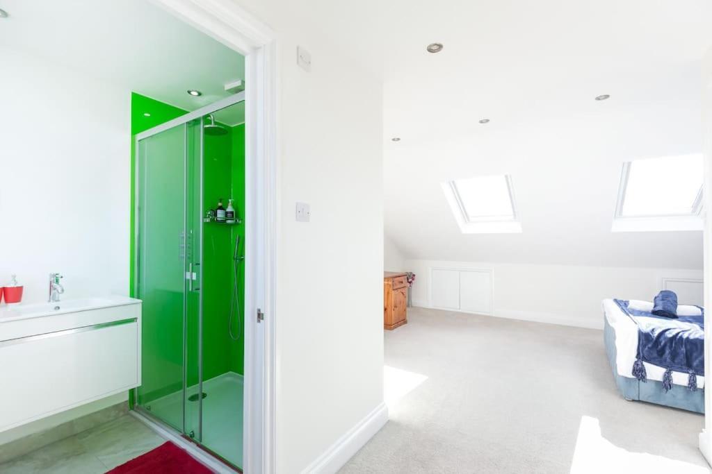 Stunning S/wimbledon Flat W/parking In London, Uk Apartment London