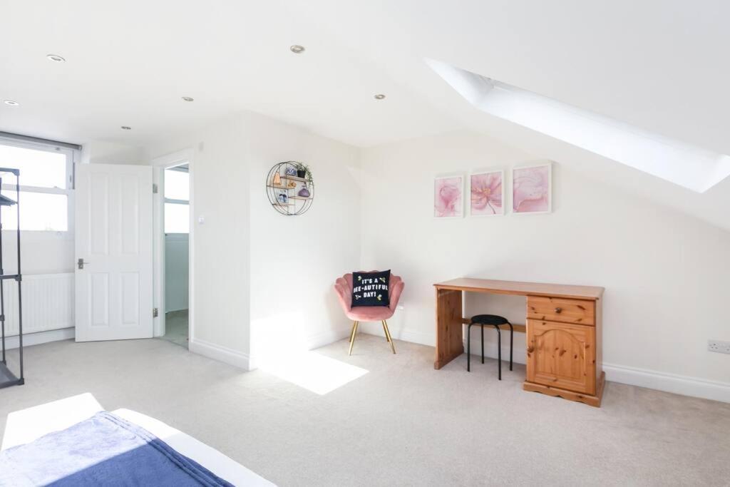 Stunning S/wimbledon Flat W/parking In London, Uk * London