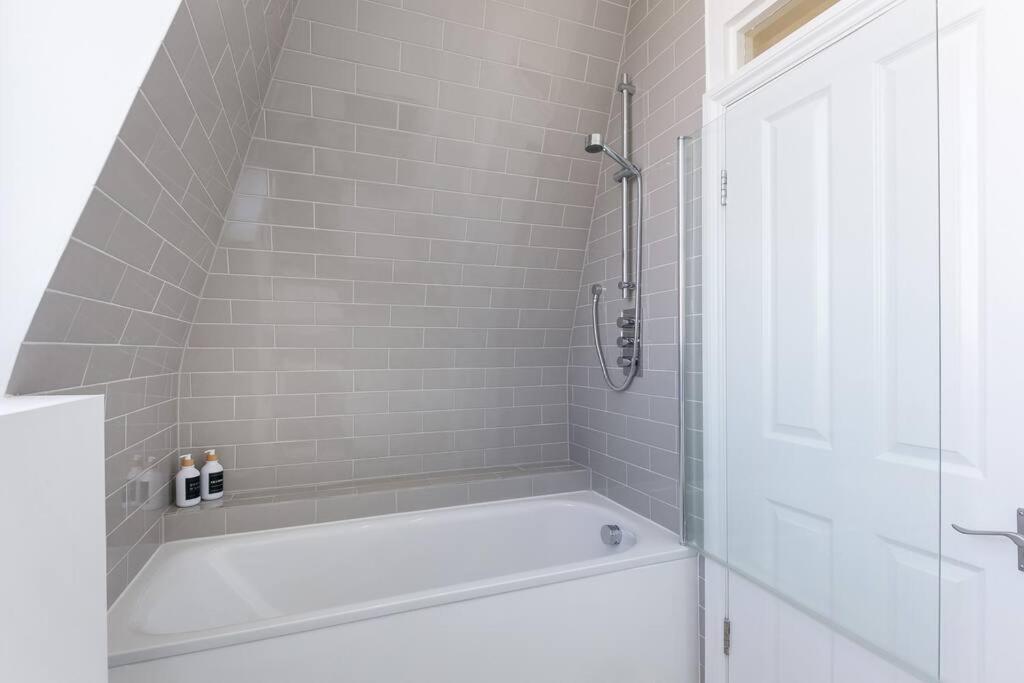 Apartment Stunning S/wimbledon Flat W/parking In London, Uk