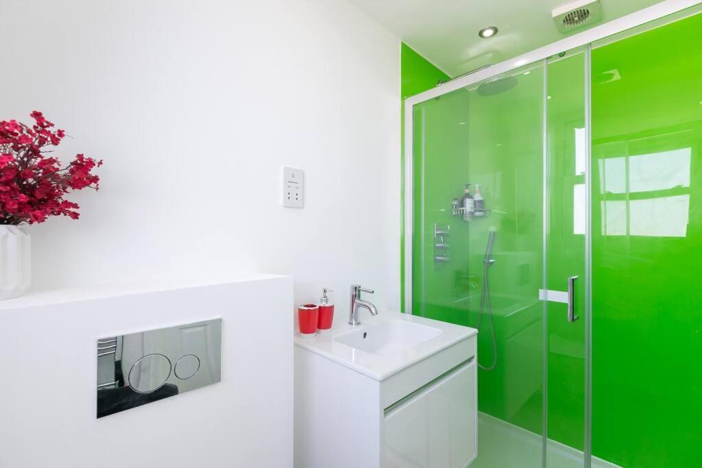 Stunning S/wimbledon Flat W/parking In London, Uk