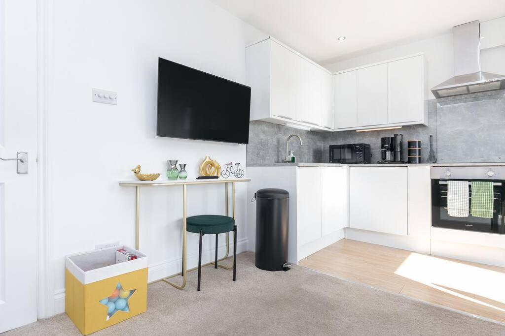Apartment Stunning S/wimbledon Flat W/parking In London, Uk London
