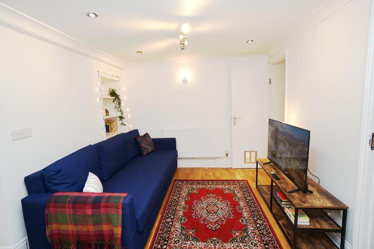 Cozy Retreat By Aresti Apartment London