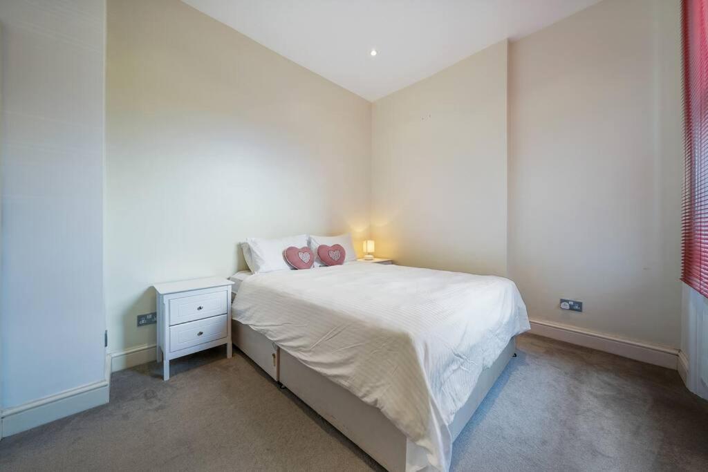 One-bedroom In Queen's Park Appartement