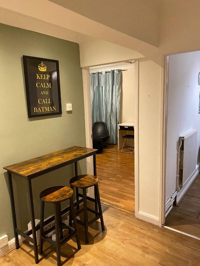 Huge And Affordable 3 Bedroom Flat In Hammersmith For 7 People With Welcome Breakfast Apartment *