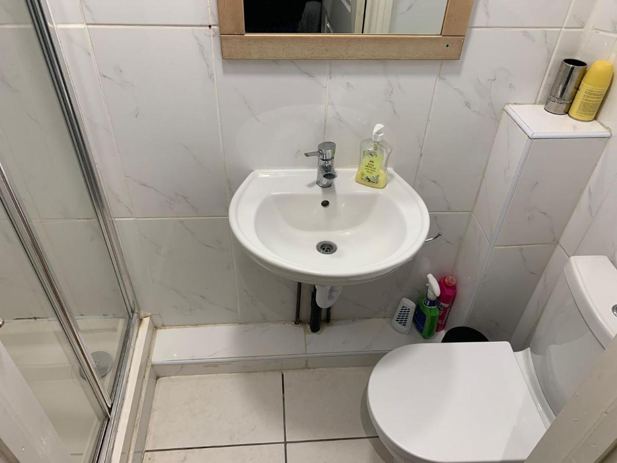 R J 2 Bedroom Apartment