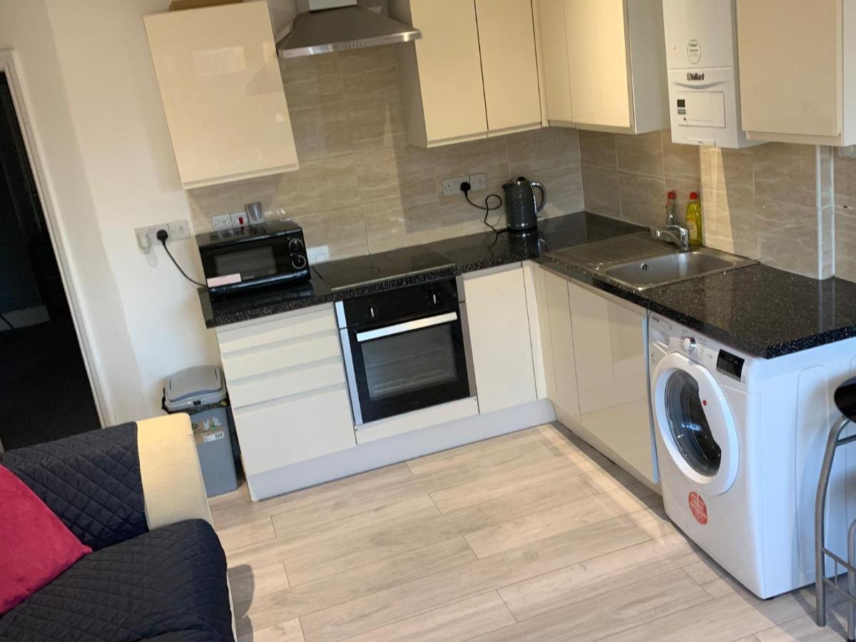 R J 2 Bedroom * London