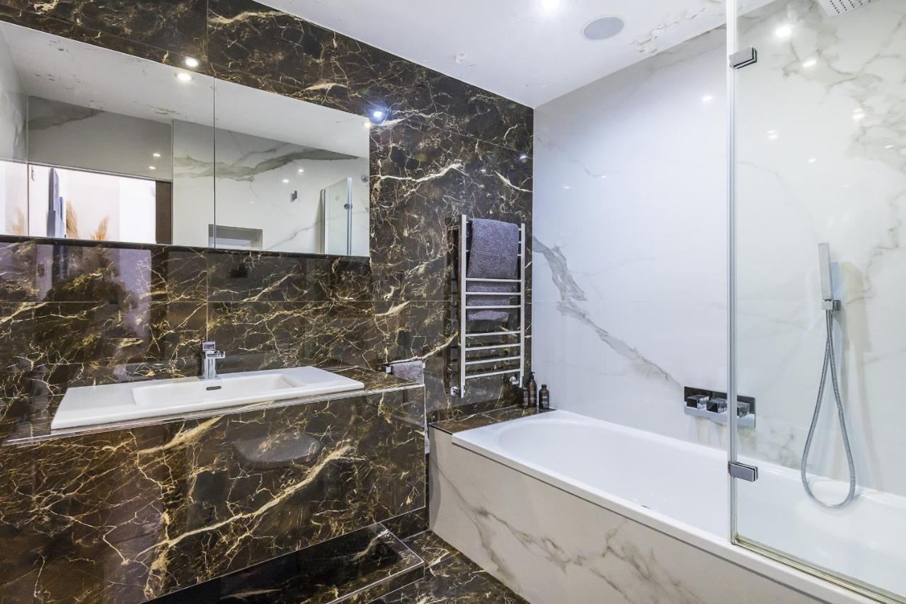 Kensington Luxurious Three Bedroom Leilighet *