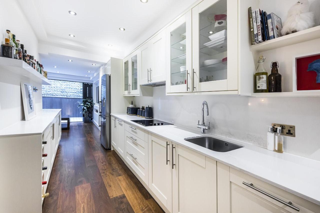 Kensington Luxurious Three Bedroom Leilighet London