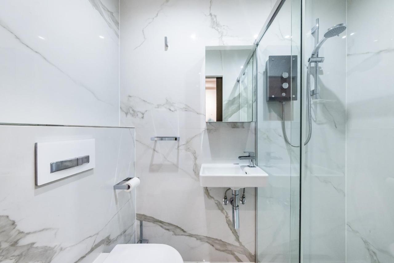 Kensington Luxurious Three Bedroom Leilighet