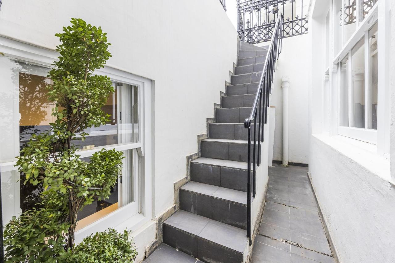 Kensington Luxurious Three Bedroom Leilighet