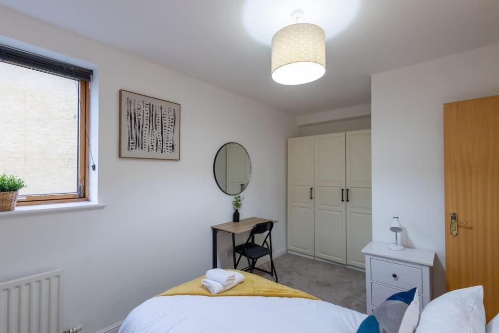 Appartement Morden Apartment, By The Sea With Free Parking Londen
