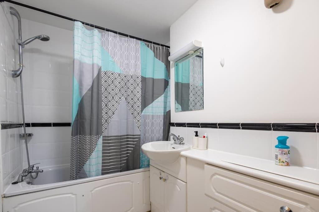 Morden Apartment, By The Sea With Free Parking Appartement