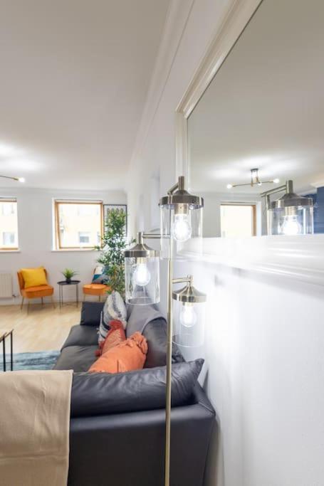 Morden Apartment, By The Sea With Free Parking *