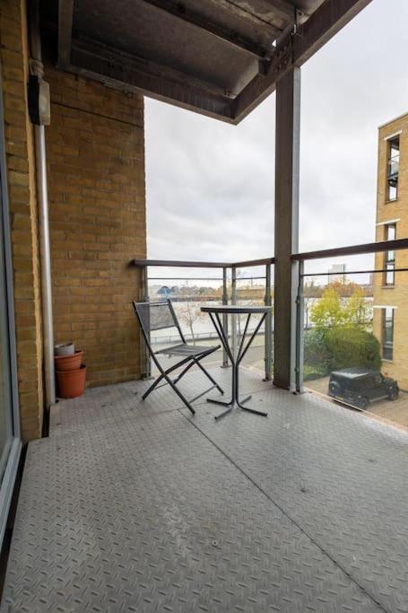Appartement Morden Apartment, By The Sea With Free Parking Londen