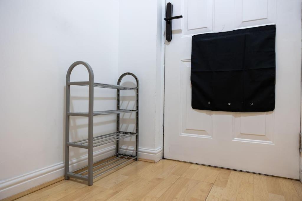 Morden Apartment, By The Sea With Free Parking