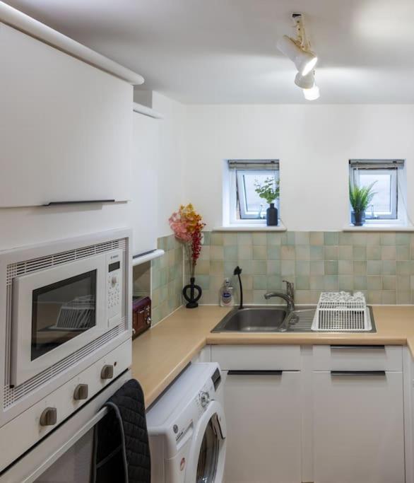 Morden Apartment, By The Sea With Free Parking Londen
