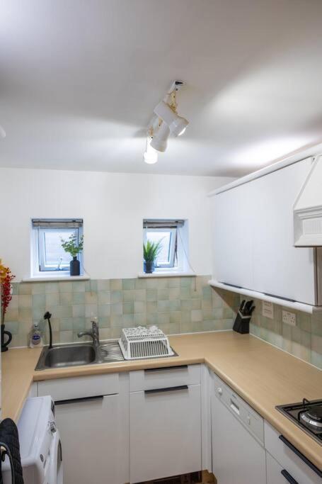 Morden Apartment, By The Sea With Free Parking * Londen