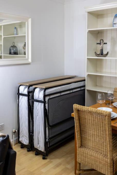 Appartement Morden Apartment, By The Sea With Free Parking Londen