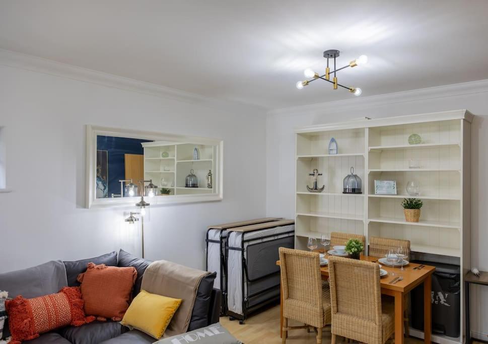 Morden Apartment, By The Sea With Free Parking Londen