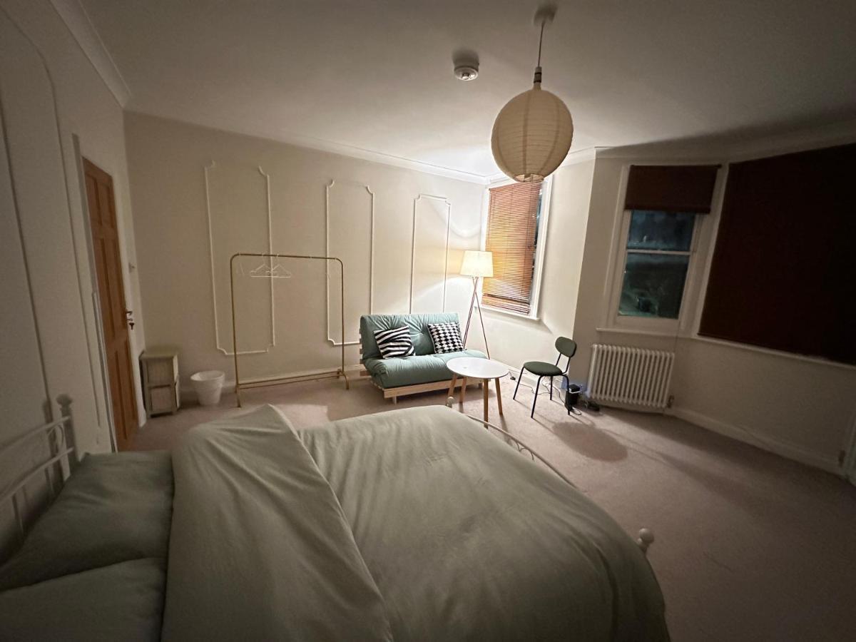 Spacious Near Underground London