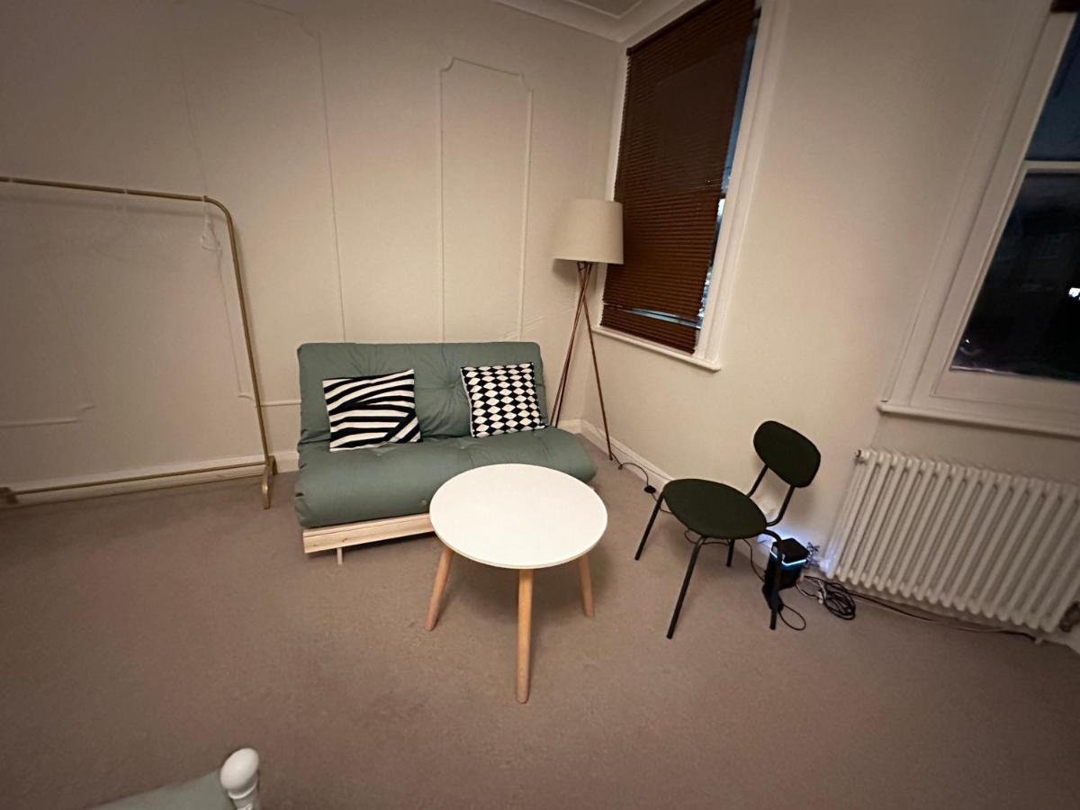 Spacious Near Underground Guest house
