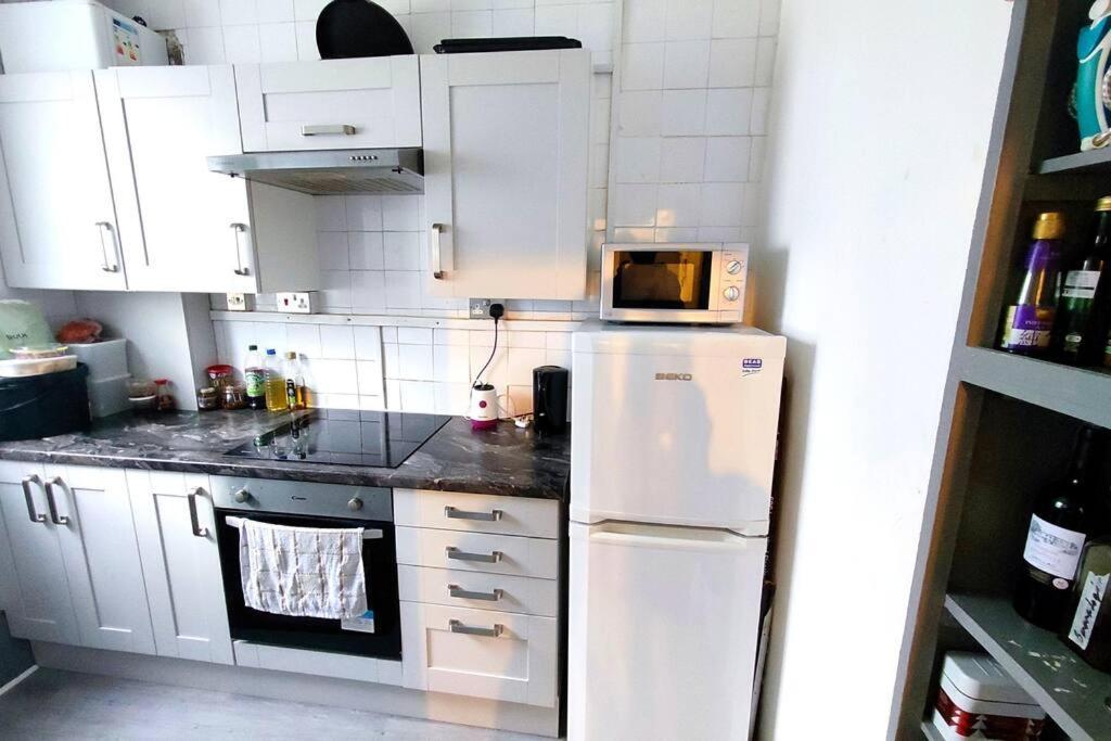 Spacious Flat With 2 To 3 Bedrooms Apartment