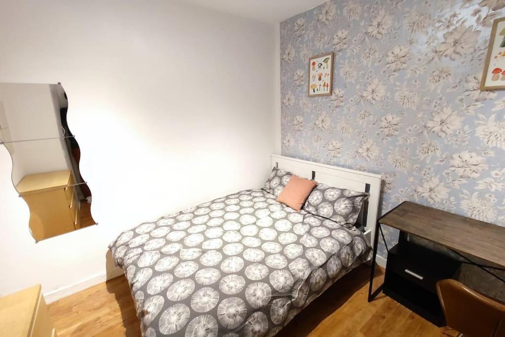 Apartment Spacious Flat With 2 To 3 Bedrooms *