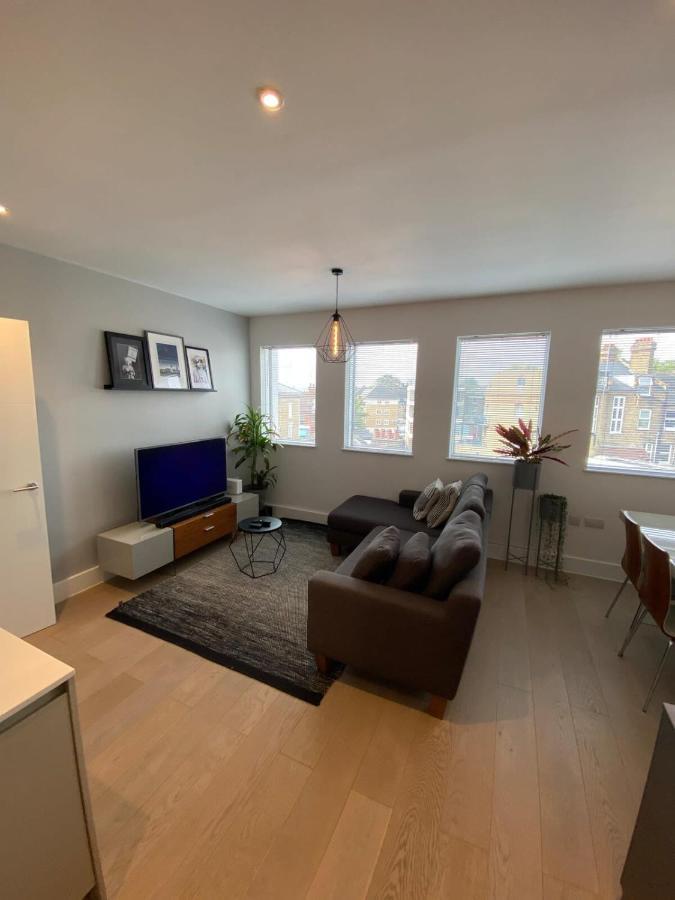 Tasteful 2bd Flat Wopen Plan Living - Blackheath! *