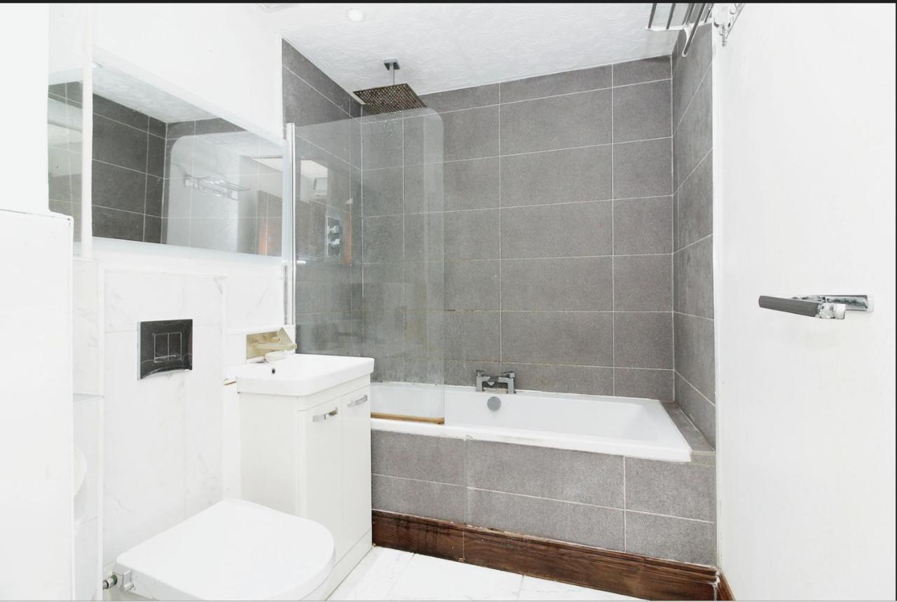 Airport, Excel, Univ Of East London, O2 * London