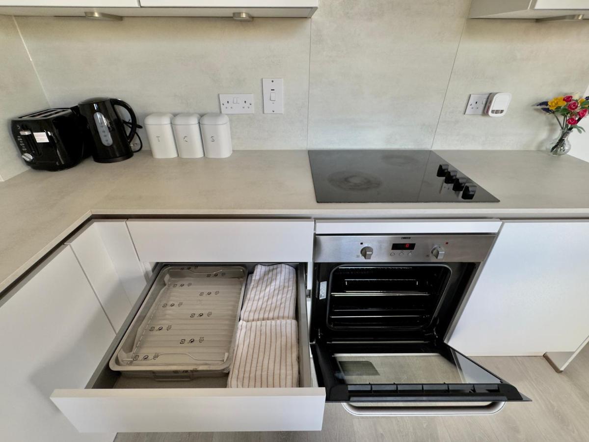 Apartment 3bedroom, 2bathroom, Balcony,luxury Flat Westfield *