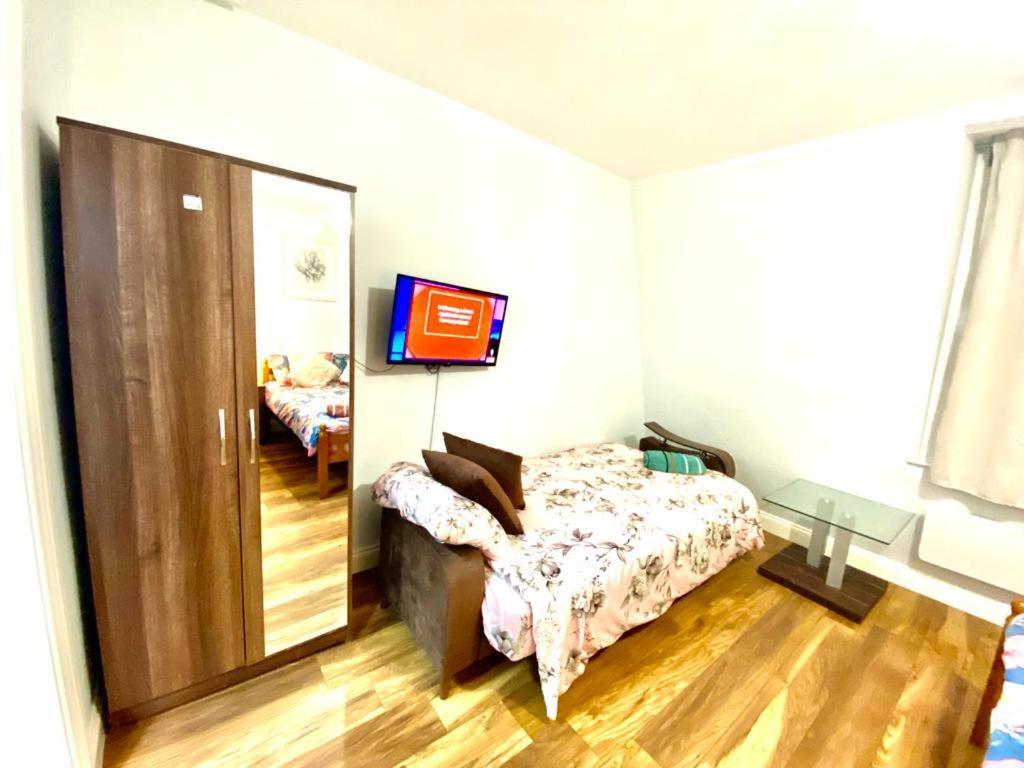 Stylish One Bed Studio Paddington Station In Central *