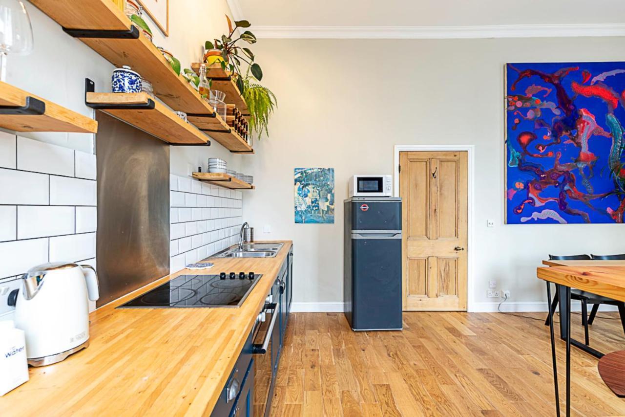 Beautiful Two Bedroom Abode Near Victoria Appartement