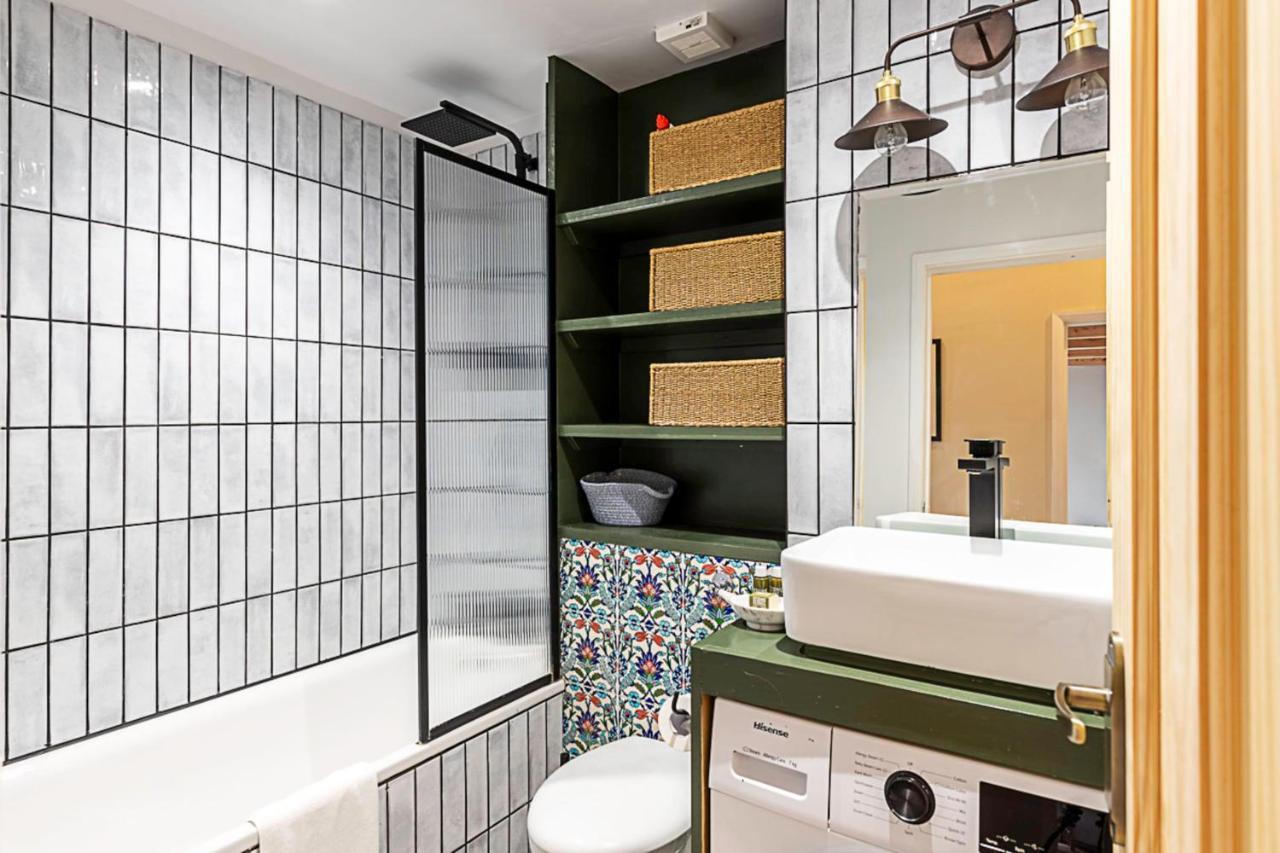 Beautiful Two Bedroom Abode Near Victoria Appartement