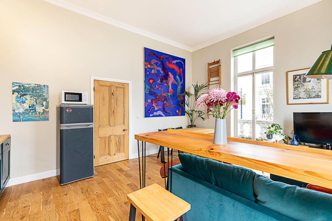Beautiful Two Bedroom Abode Near Victoria Londen