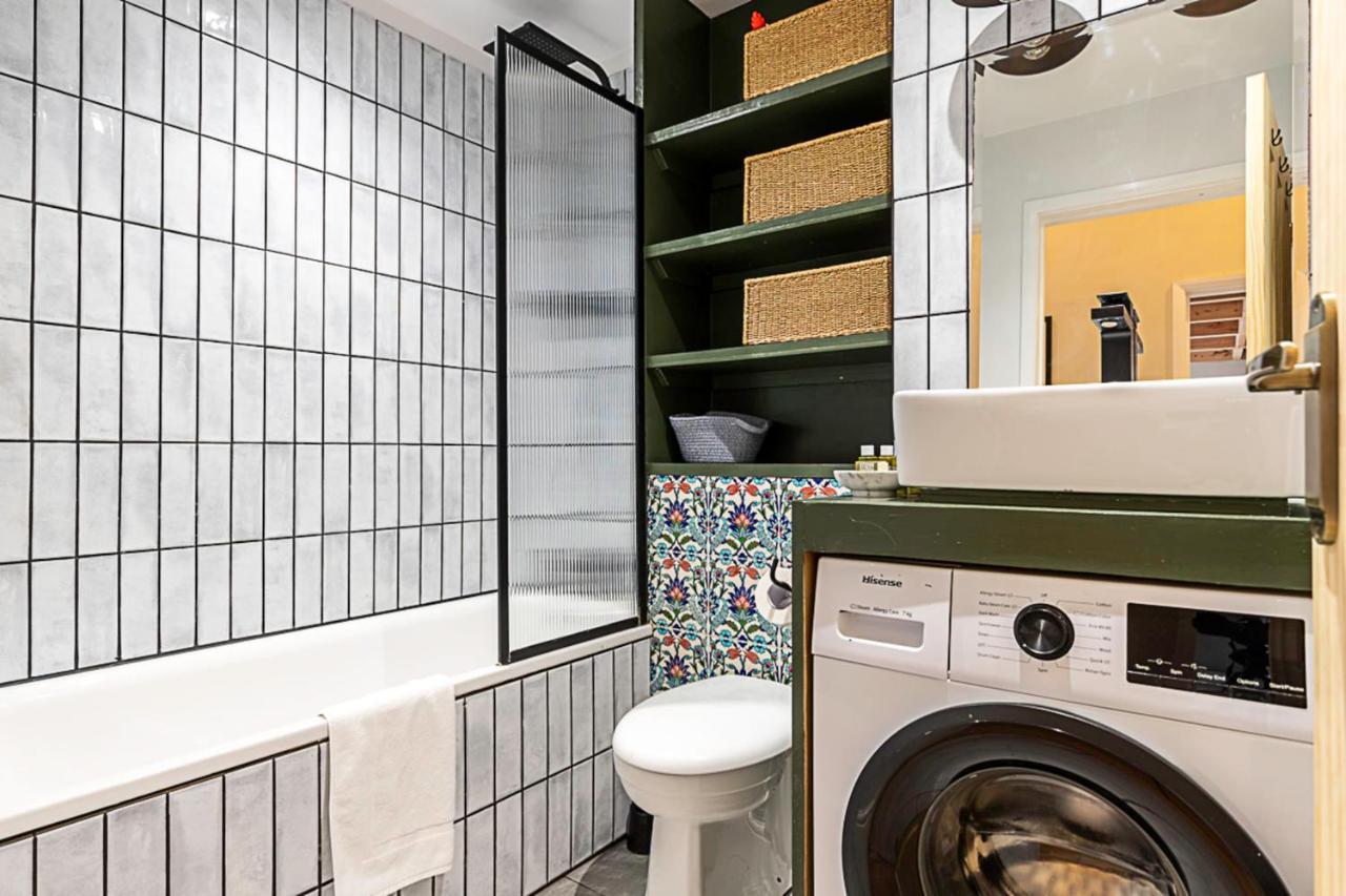 Beautiful Two Bedroom Abode Near Victoria Appartement Londen