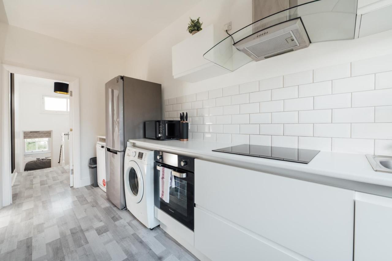 Stunning & Stylish 2 Bed Flat In West Leilighet